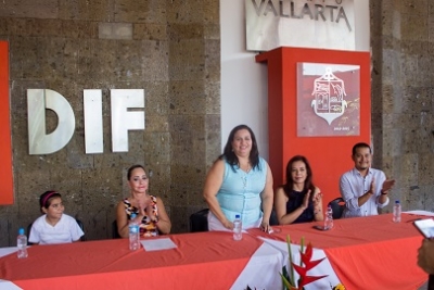 Entrega Sistema DIF 114 becas a estudiantes