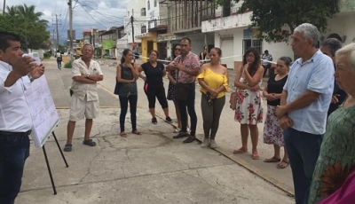 Socializan con vecinos y comerciantes obra del Subcolector Educación