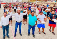 Regidor Paco Sánchez y activista Juan Calderón entregan apoyo alimentario en Las Bugambilias