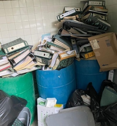 Arrojan a la basura decenas de libros contables de la administración de los condominios Marbella