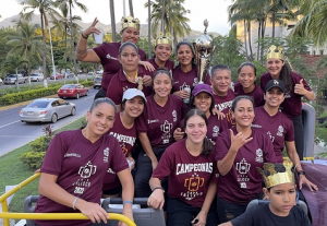 Las campeonas de Vallarta entregaron el trofeo al Profe Michel