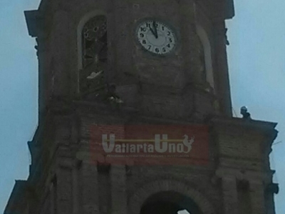 Hombre intenta saltar del campanario de la Iglesia de Guadalupe; bomberos intentan impedirlo