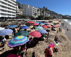 Vacacionistas disfrutan de las playas y atractivos de Puerto Vallarta