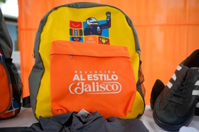 Reciben estudiantes de Puerto Vallarta paquetes escolares con el programa ¡Listo Jalisco!