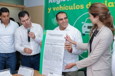 Celebra Arturo Dávalos regularización de plataforma UBER en PV