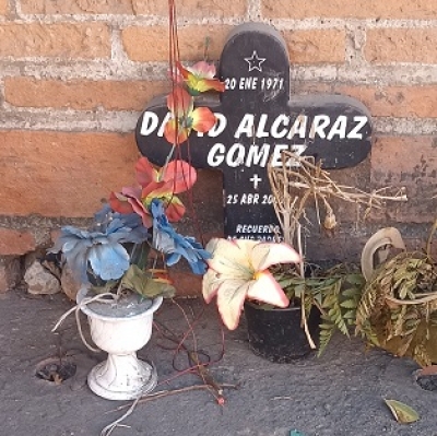 Una cruz de madera y un epitafio ausente, recuerdan a David Alcaraz, el “jefe” de la ‘López Mateos’, ejecutado en 2005