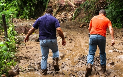 Recorrió y atendió Arturo Dávalos zonas afectadas por las lluvias