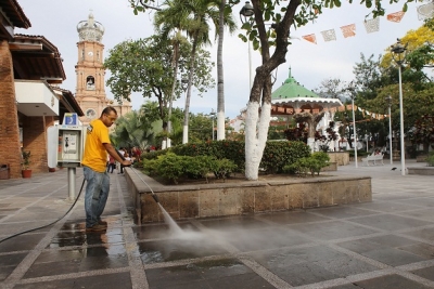 Realizan limpieza profunda en las principales áreas de la ciudad