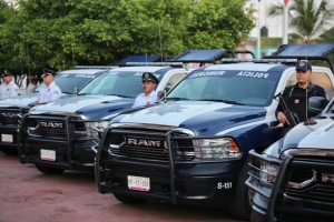 Entrega Jaime Cuevas patrullas nuevas y armamento a policías