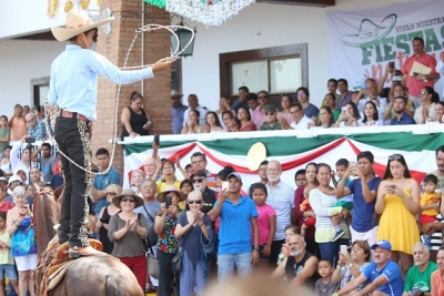 Disfrutan vallartenses el tradicional Desfile Charro