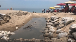 Agua de lluvia con basura y residuos desembocan en la Playa de Los Muertos