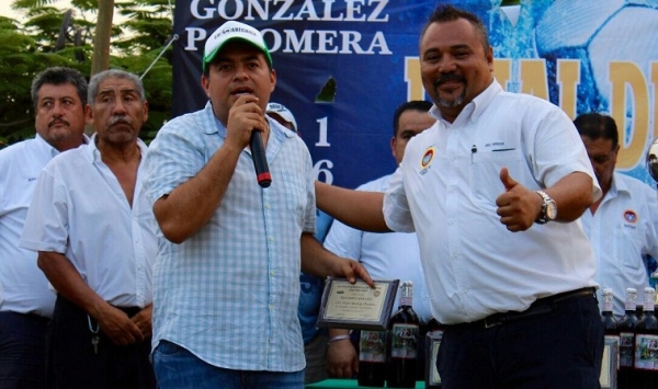 Cheo invitado especial en la final del torneo de fútbol de taxistas