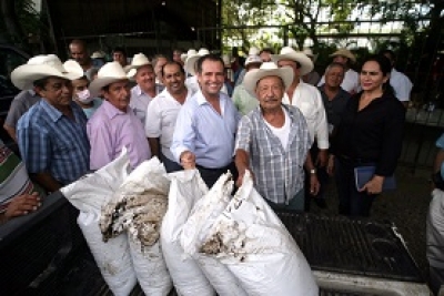 Gestiona y entrega Andrés, 200 toneladas de fertilizante a campesinos