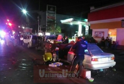 Iban bien tomados en un Tsuru y se impactaron contra dos vehículos, esta madrugada frente al Conalep