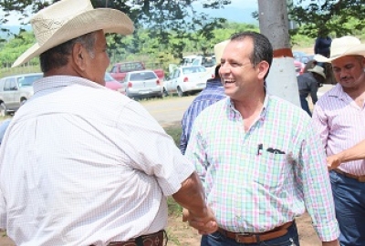 Convive Andrés González con familias