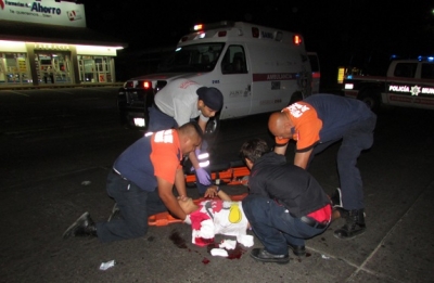 Motociclista resulta con brazo amputado y su amigo con las piernas rotas, al chocar contra un taxi en la Av. Francisco Villa