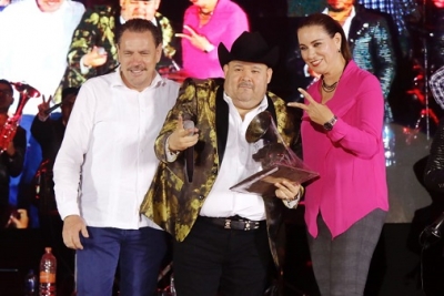 Entrega Jaime Cuevas Reconocimiento al Mérito Bahía de Banderas 2018; El Coyote, uno de los galardonados