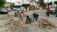 Refuerzan trabajos de bacheo en colonias