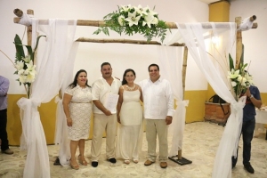 Atestigua Arturo Dávalos y esposa la unión legal de más de cien parejas