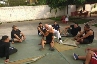 Entrenan Artes Marciales Mixtas mandos policiales vallartenses