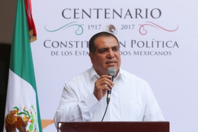 Llama alcalde a respetar los preceptos de la Constitución