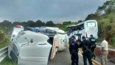 Encontronazo entre pipa y autobús turístico deja 10 muertos en la carretera Chapalilla-Compostela