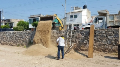 Protegen viviendas en Jardines del Puerto previo al temporal de lluvias