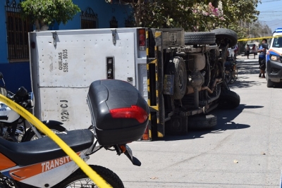 Urbano impacta y ocasiona volcadura de una camioneta en Mojoneras