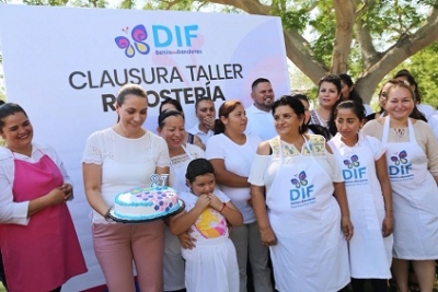 48 mujeres se graduaron del Taller de Repostería del Sistema DIF