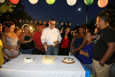 Festeja Abarca cumpleaños llevando agua a Riviera Santo Domingo