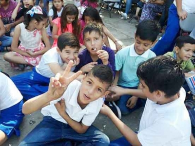 Cheo celebra posada con alumnos de la escuela Vicente Guerrero