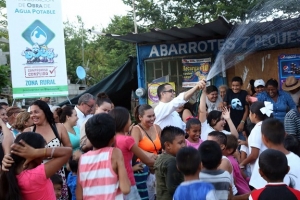 Nobleza de familias humildes, en su júbilo por el agua