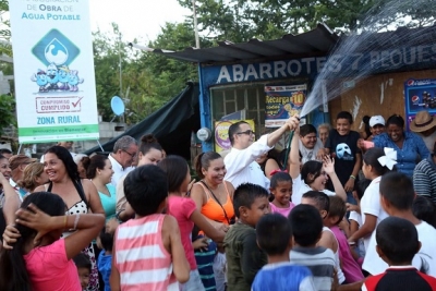 Nobleza de familias humildes, en su júbilo por el agua