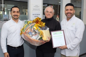 Rafael Vásquez primer ciudadano en pagar el predial 2026