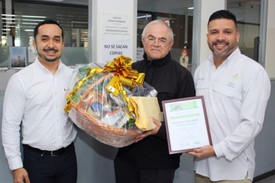 Rafael Vásquez primer ciudadano en pagar el predial 2026