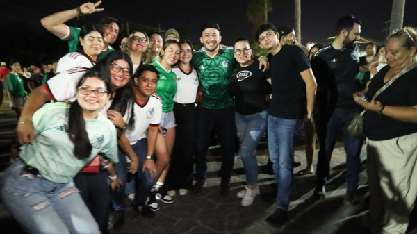 Israel Santillán celebra con las familias de Bahía de Banderas el triunfo de México en el Mundial