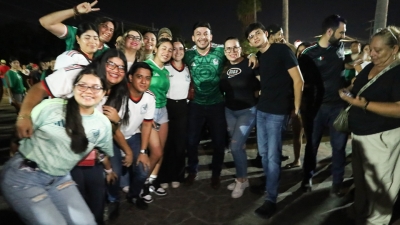 Israel Santillán celebra con las familias de Bahía de Banderas el triunfo de México en el Mundial