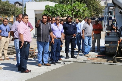 Supervisa Arturo Dávalos la construcción de la calle Revolución