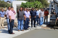 Supervisa Arturo Dávalos la construcción de la calle Revolución