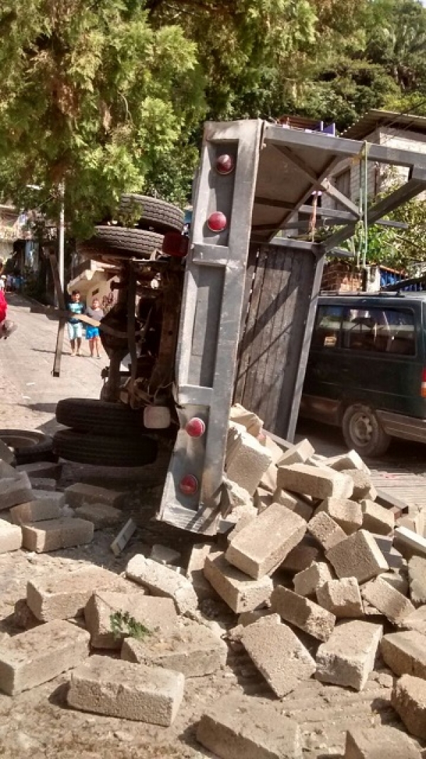 Llevaba carga ladeada y se volcó