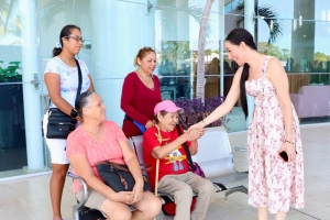 Especialistas médicos entregan auxiliares auditivos a usuarios de DIF Vallarta