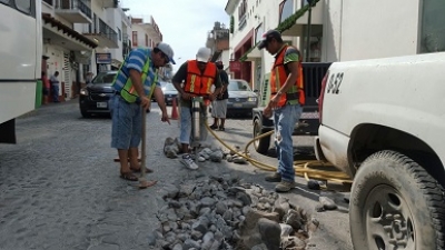 Ayuntamiento de Puerto Vallarta da mantenimiento a calles sumamente transitadas