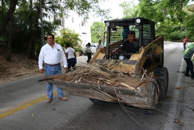 Supervisa Arturo Dávalos trabajos de desazolve de cunetas