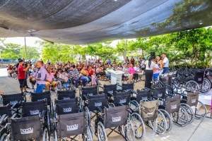 Entrega DIF Bahía de Banderas un centenar de sillas de ruedas a personas con dificultades de movilidad