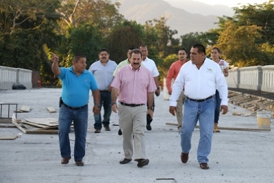 Supervisa Arturo Dávalos puente vehicular sobre el río Pitillal