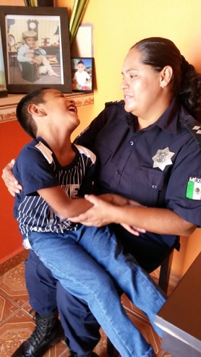 Policía de vocación, madre de corazón