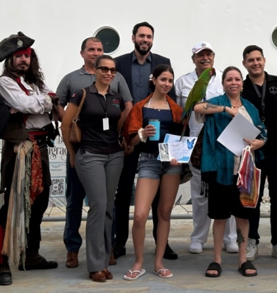 Celebra Munguía la llegada del pasajero un millón del 2025 en crucero