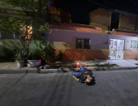 Estaba tomando con unos amigos, llegaron los de un auto blanco y lo ejecutaron