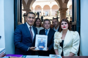 Entrega Salvador Zamora, Secretario General de Gobierno, Primer Informe de Gobierno ante Congreso del Estado