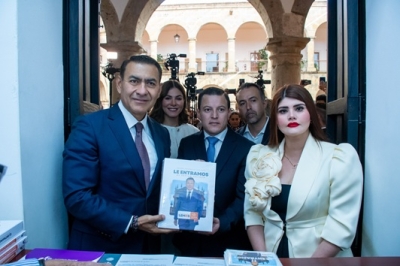 Entrega Salvador Zamora, Secretario General de Gobierno, Primer Informe de Gobierno ante Congreso del Estado